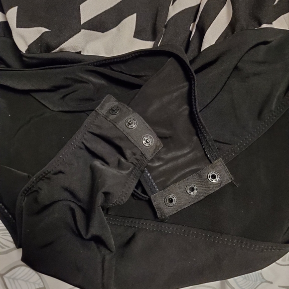 Blk and wht bodysuit - Picture 3 of 7